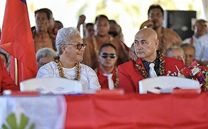 被擋在國會大門外! 40年來首度政黨輪替 薩摩亞首位女總理帳篷內宣誓就職