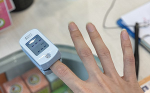 武漢肺炎》慢性病高齡染疫死亡風險高！蘇一峰：居隔期最好自備血氧機