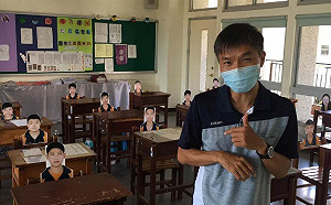 遠距教學教室空蕩蕩 國中老師突發奇想「這招」家長笑翻