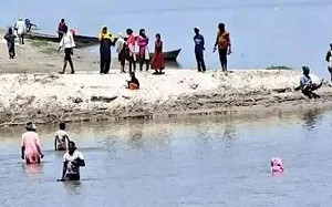 (影) 令人傻眼！以為疫苗是毒針 約200名印度村民跳河躲接種