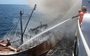 漁船海上惡火.瓦斯氣爆 海巡「偉星艦」馳援