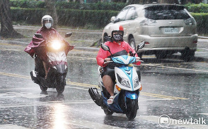 快訊》對流雨彈開炸！10縣市大雨特報 高雄、屏東遭雷雨狂轟