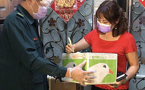 三級警戒》中華郵政：簽領掛號請全程戴口罩＋自備用筆