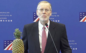 酈英傑卸任演說霸氣秀鳳梨挺台 劉仕傑 : 謝謝你 鳳梨處長!