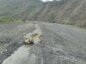 屏東農民斷溪水 陳其邁親自坐鎮毀土堤搶水源