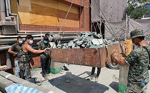三級警戒》戶外脫口罩吃飯狂被檢舉！工人怒吼：都是為養家餬口