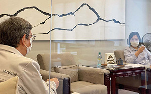 防疫大戰當前！「這個男人」一直沒有離開小英團隊