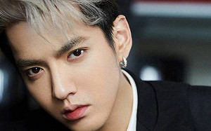 吳亦凡和美女「包場」看電影！長腿正妹身分曝光