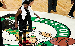 NBA／故意踩綠軍隊徽？厄文賽後被不理智球迷丟水瓶(影)