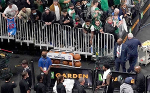 NBA／踩綠軍隊徽後被丟水瓶　厄文：這是種族主義的娛樂