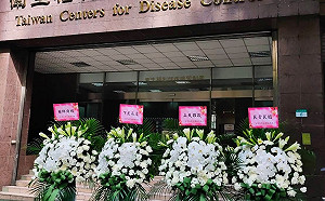 斥衛福部坐視人民死去 朱學恆送4盆「喪禮花藍」