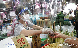 現場直擊》傳統市場人潮稀落 攤商催促快回家