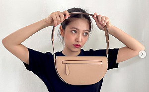 Red Velvet Yeri深夜突PO親密照！原來是「閨蜜」Holland