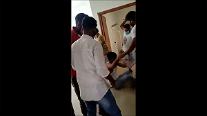 (影) 竹棍、腳踹、臉盆砸 印度確診患者離世後 醫生竟遭24人圍毆