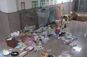 文大宿舍生翻垃圾吃一晚？通報4hr舍監教官不見影 校方最新回應