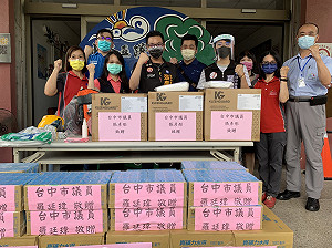 「彤羅騷」聯手 中市議員送清潔隊員飲料 現場加碼1萬5買防護衣