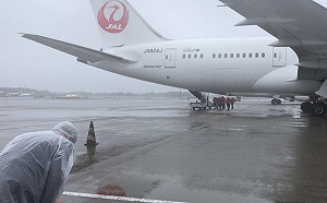 日航專機AZ疫苗起飛了！謝長廷於成田機場冒雨鞠躬：故鄉的人啊 望大家平安