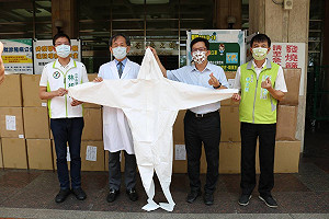 張廖萬堅發起贈醫護消防員防護衣、鞋套  受贈者：像是及時雨