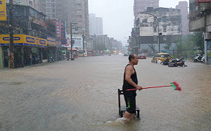 大豪雨狂灌直逼警戒水位！台北市關閉南港區南深陸閘門