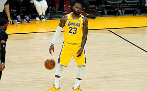 NBA／不爽吹罰而消極比賽？詹皇末節放棄拚戰引發爭議