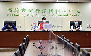 日本疫苗來台 陳其邁贈交流協會高雄分所玉荷包致謝