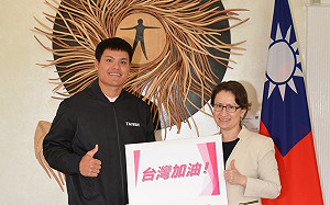 賽前與蕭美琴合照 張育成本季首轟為台灣加油