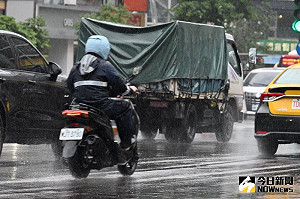 對流胞排隊進場！鄭明典：小心意外