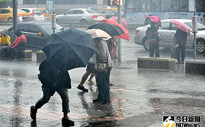 下雨天怎讓鞋子別濕掉？網曝2法寶