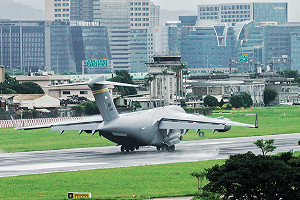 首次在台亮相！載美3參議員C-17降落松機 專家：可隨時滿載戰鬥部隊著陸