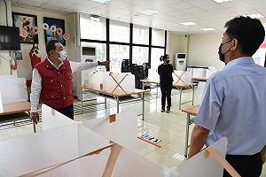 侯友宜訪視燿華電子移工宿舍分流情形 籲建立快篩及發放防疫獎金