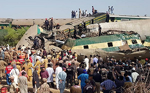 巴基斯坦南部驚傳火車相撞 超過30死120傷 軍方急救援