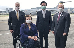 3美參議員搭軍機訪台贈疫苗 中國砲轟 : 「違反一中原則」 停止官方往來