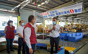 侯友宜視察新竹物流 關懷宅配零接觸防疫作為