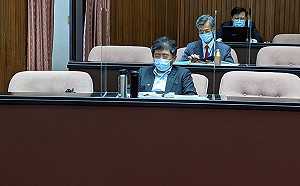 來立院備詢又趕去開記者會！陳時中「累了」打盹照曝光