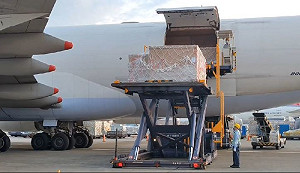 日本組合式負壓隔離艙首批10座抵台 陳時中親接機