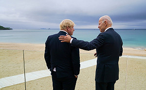 拜登搭肩強生秀兄弟情深 簽新大西洋憲章查武漢肺炎