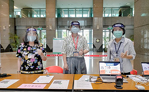 三級警戒「罩」得住！新北2議員贈一線人員加強防疫物資