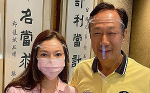 背負採購疫苗希望！曾馨瑩曝郭董「半夜說夢話都是疫苗」