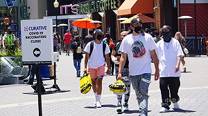 美國用疫苗刺激觀光 環球影城供打輝瑞嬌生疫苗