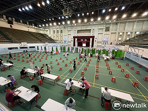 黃偉哲視察大型疫苗接種站 期許大家速獲免疫力