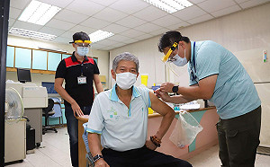 嘉義縣1至5類13日疫苗開打 第6類百歲人瑞到府接種