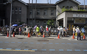 AZ疫苗75歲長者接種開跑！醫師籲：排隊過程小心中暑