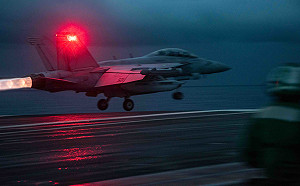 雷根號航母抵南海 F-18漏夜、冒雨戰訓起降