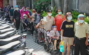 長者打疫苗首日頻傳亂象 柯文哲：預約系統將改進 下次會更好