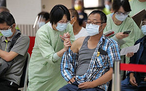 台中榮總為腎臟病友接種疫苗 專人協助黃卡書寫服務