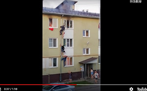 (影) 千鈞一髮！ 公寓失火兒童受困 俄羅斯3男爬管搭「人鏈」救出