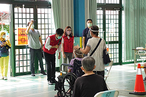 高齡長者疫苗接種第三天 陳其邁視察美濃客語問候鄉親