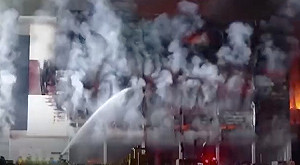 (影) 南韓知名電商物流中心燒整日 骨架露出  1消防員未及時逃出