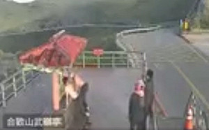 三級警戒》5遊客擅闖武嶺亭「裸身扭屁股」！太管處將開罰