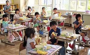 謝長廷東奧接待城送香蕉 內心惦記爭取疫苗